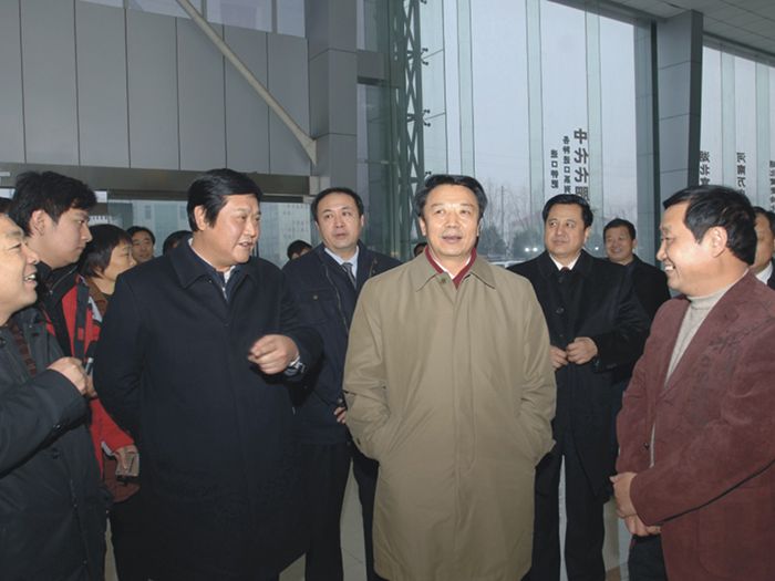 时任中华全国供销合作总社党组书记王君（前排右二）到花蝶直播APP平台集团调研
