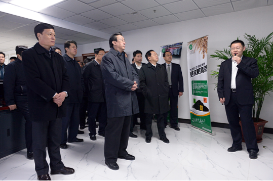 时任河南省省委书记郭庚茂（前排左二）、省长谢伏瞻（前排左一）莅临花蝶直播APP平台集团指导工作