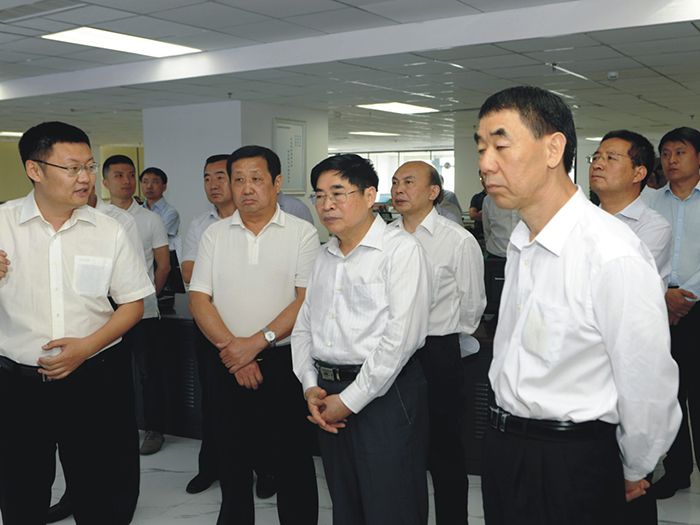 农村工作领导小组副组长袁纯清（右二）一行莅临花蝶直播APP平台园农资交易平台考察调研